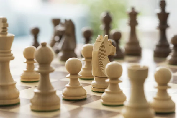Σκάκι Κομμάτια Τοποθετημένα Στη Σκακιέρα Έτοιμα Για Παιχνίδι — Φωτογραφία Αρχείου