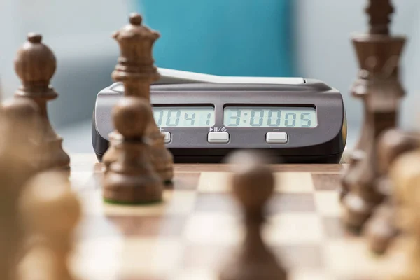 Chessboard Med Pjäser Arrangerade Och Schackklocka Strategiturnering — Stockfoto