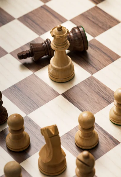 Σκάκι Παιχνίδι Στρατηγικής Μαύρος Βασιλιάς Είναι Checkmated Και Νίκησε — Φωτογραφία Αρχείου