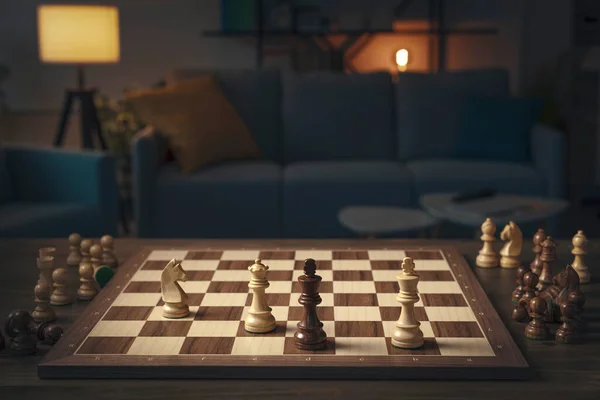 Šachy Hra Kousky Uspořádány Palubě Interiéru Obývacího Pokoje Pozadí — Stock fotografie
