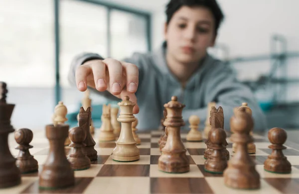 Pojke Spelar Schack Och Flyttar Pjäs Hand Närbild — Stockfoto