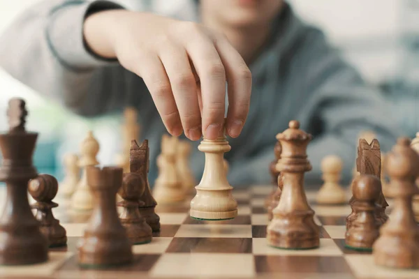 Chlapec Hraje Šachy Pohybuje Kusem Ruka Zblízka — Stock fotografie