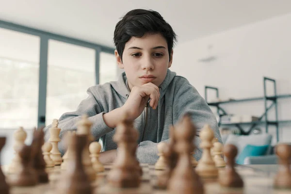 Chytrý Kluk Učí Šachy Doma Soustředěný Přemýšlí — Stock fotografie