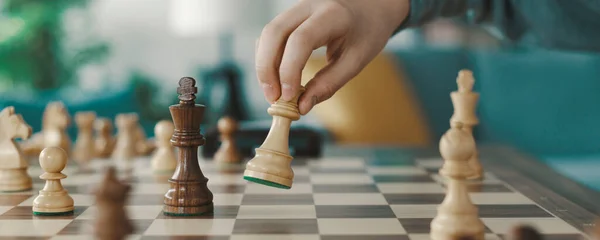 Έξυπνο Αγόρι Που Παίζει Σκάκι Στο Σπίτι Μετακινεί Ένα Κομμάτι — Φωτογραφία Αρχείου