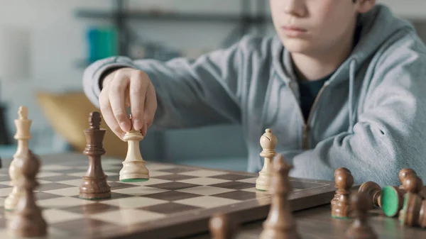 Inteligentní Chlapec Hraje Doma Šachy Pohybuje Figurkou Šachovnici — Stock fotografie