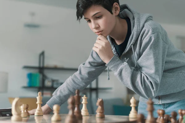 Sebevědomý Chytrý Chlapec Hraje Doma Šachy Přemýšlí Dívá Skladby Uspořádané — Stock fotografie