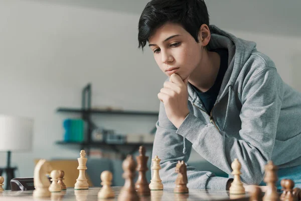 Sebevědomý Chytrý Chlapec Hraje Doma Šachy Přemýšlí Dívá Skladby Uspořádané — Stock fotografie