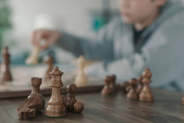 Chlapec Hraje Doma Šachy Selektivní Zaměření — Stock fotografie