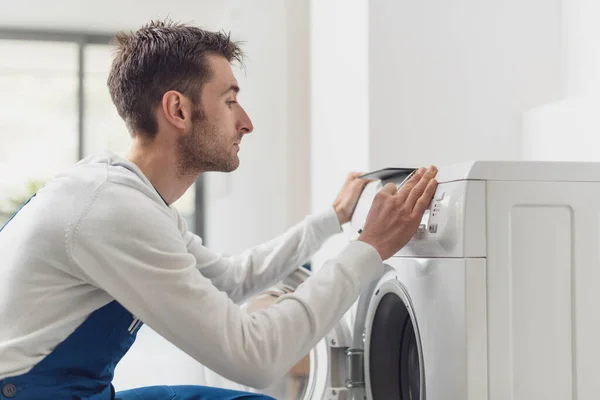 Riparatore Che Fissa Una Lavatrice Sta Regolando Una Manopola Sul — Foto Stock