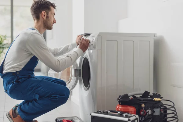 Reparador Fixando Uma Máquina Lavar Roupa Ele Está Ajustando Botão — Fotografia de Stock