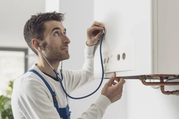 Plombier Expert Vérifie Chaudière Avec Stéthoscope Concept Entretien Chaudière — Photo