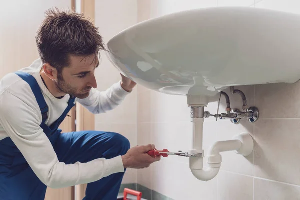 Fontanero Profesional Instalar Fijar Fregadero Casa —  Fotos de Stock