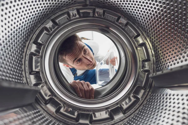 Reparateur Überprüft Die Waschmaschine Standpunkt Aufgenommen — Stockfoto