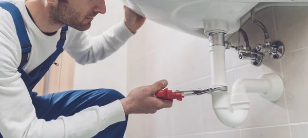 Professional Plumber Installing Fixing Sink Home — Stock Photo, Image