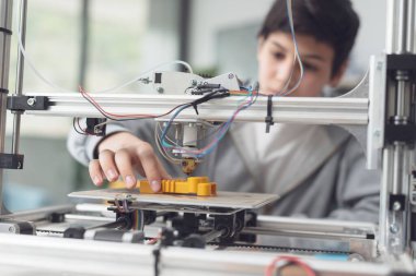 Akıllı çocuk 3D yazıcı, bilim ve teknoloji konsepti kullanarak prototip basıyor.
