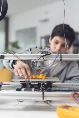 Akıllı çocuk 3D yazıcı, bilim ve teknoloji konsepti kullanarak prototip basıyor.