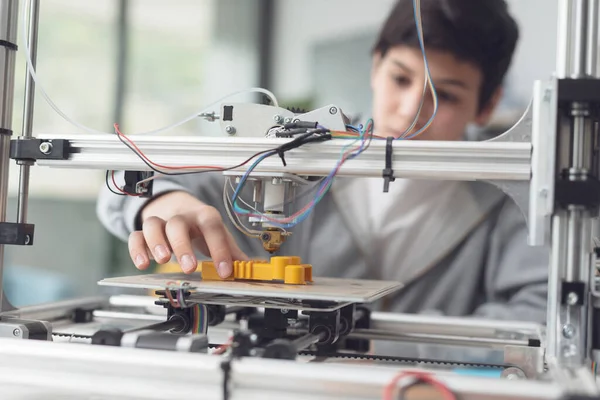 Akıllı Çocuk Yazıcı Bilim Teknoloji Konsepti Kullanarak Prototip Basıyor — Stok fotoğraf