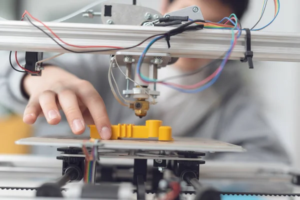 Smart Boy Imprimant Prototype Utilisant Une Imprimante Science Technologie Concept — Photo