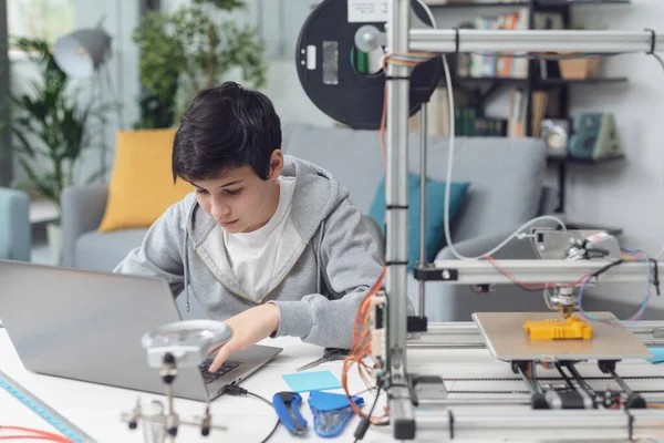 Estudante Inteligente Aprendendo Impressão Casa Ele Está Usando Laptop Imprimindo — Fotografia de Stock