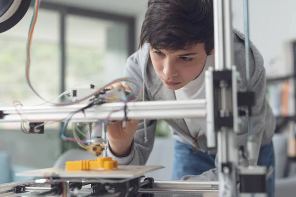 Giovane Studente Intelligente Che Impara Stampa Sta Controllando Stampante — Foto Stock