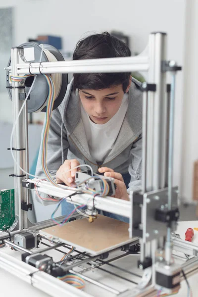 Laboratuvarda 3 boyutlu yazıcı kullanan zeki bir öğrenci, mühendislik ve teknoloji konsepti