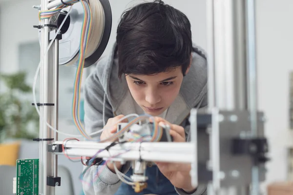 Νεαρός Έξυπνος Φοιτητής Χρησιμοποιώντας Έναν Εκτυπωτή Στο Εργαστήριο Μηχανική Και — Φωτογραφία Αρχείου