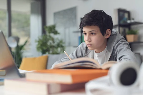 Konzentrierter Schüler Der Hause Seine Hausaufgaben Macht Schreibt Notizen Und — Stockfoto