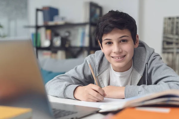 Gelukkige Jongen Zit Aan Het Bureau Studeert Hij Schrijft Gebruikt — Stockfoto