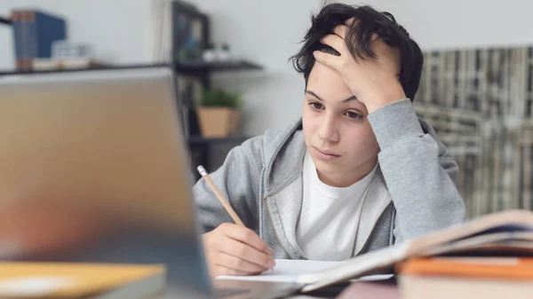 Estudante Cansado Tendo Aulas Line Ele Está Confuso Olhando Para — Fotografia de Stock