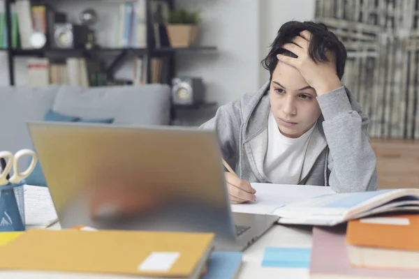 Zmęczony Student Uczęszczający Zajęcia Online Jest Zdezorientowany Gapi Się Ekran — Zdjęcie stockowe