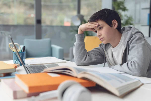 Tired Student Taking Online Classes Confused Staring Computer Screen — Stock Photo, Image