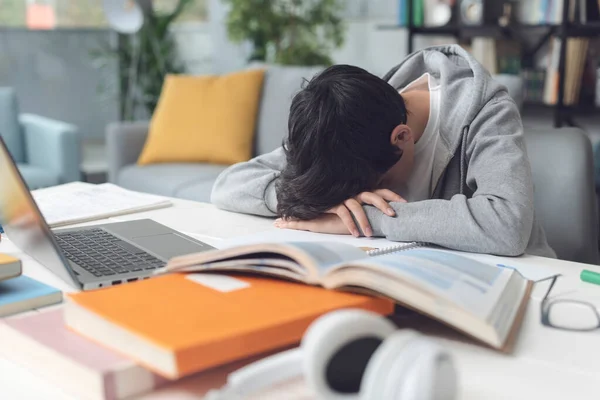 Fáradt Diák Elalszik Asztal Fölött Szomorú Kimerült — Stock Fotó