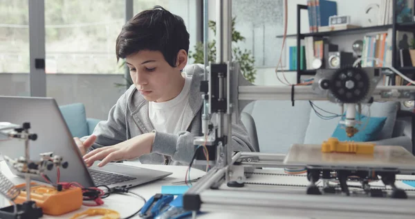 Kluger Student Mit Einem Drucker Hause Erstellt Einen Prototyp Auf — Stockfoto