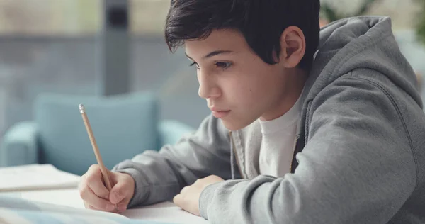 Intelligente Studente Carino Seduto Alla Scrivania Studiare Sta Leggendo Libro — Foto Stock