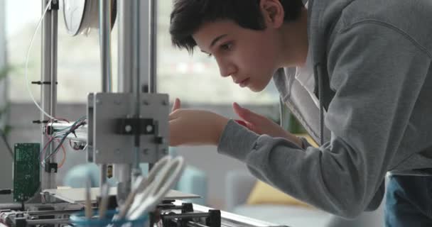 Studente intelligente che utilizza una stampante 3D in laboratorio — Video Stock