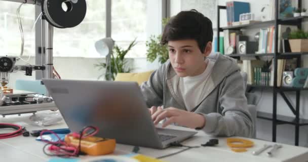 Kreativer Junge lernt Naturwissenschaften und Technik zu Hause — Stockvideo
