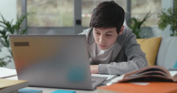 Studenten die hun huiswerk afmaken en vertrekken — Stockvideo