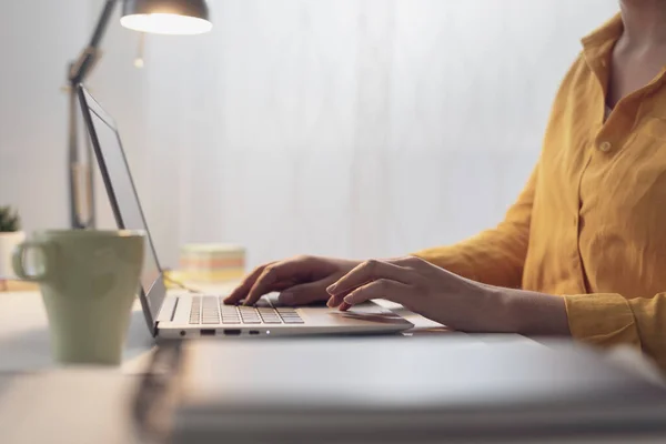 Wanita Profesional Muda Duduk Meja Dan Bekerja Dengan Laptop Tangan — Stok Foto