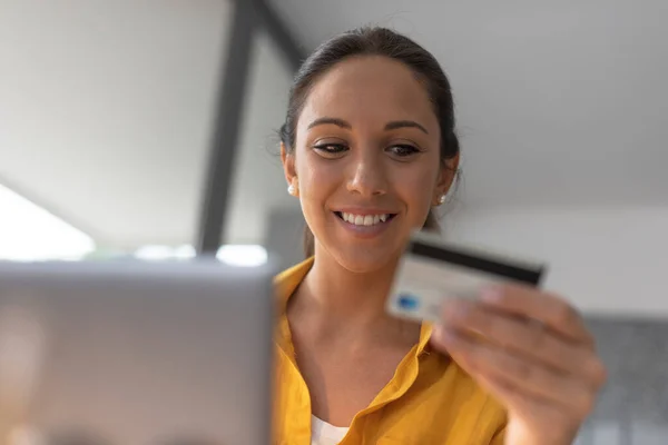 Mujer Sonriente Conectándose Con Computadora Portátil Haciendo Compras Línea Con —  Fotos de Stock