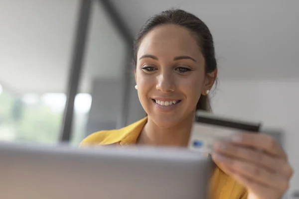 Leende Kvinna Ansluter Med Sin Bärbara Dator Och Gör Online — Stockfoto