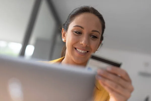 Mosolygó Csatlakozik Laptopjához Online Vásárlás Hitelkártyájával — Stock Fotó