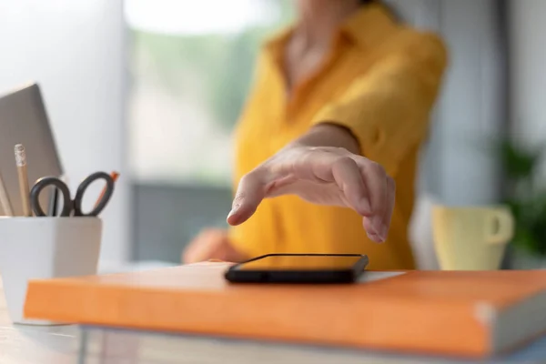 Donna Seduta Alla Scrivania Lavoro Sta Prendendo Suo Smartphone Rispondendo — Foto Stock