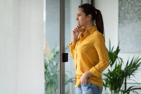 Ung Kvinna Kopplar Hemma Och Tittar Genom Fönstret — Stockfoto