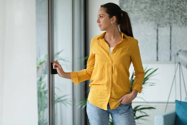 Mujer Joven Relajándose Casa Mirando Por Ventana — Foto de Stock