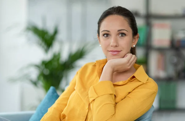 Glückliche Gelassene Frau Posiert Hause Sie Sitzt Auf Dem Sessel — Stockfoto