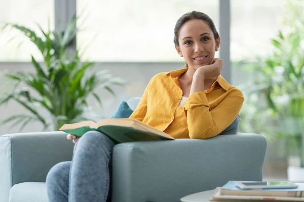 Gelukkige Jonge Vrouw Ontspannen Woonkamer Het Lezen Van Een Boek — Stockfoto