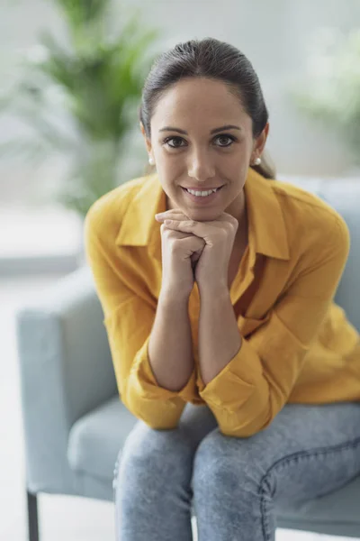 Feliz Mulher Serena Posando Casa Ela Está Sentada Poltrona Olhando — Fotografia de Stock