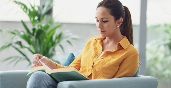 Vrouw Ontspannen Thuis Zit Fauteuil Woonkamer Het Lezen Van Een — Stockfoto