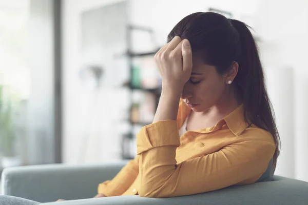 Deprimerad Ung Kvinna Sitter Vardagsrummet Hemma Hon Känner Sig Hopplös — Stockfoto