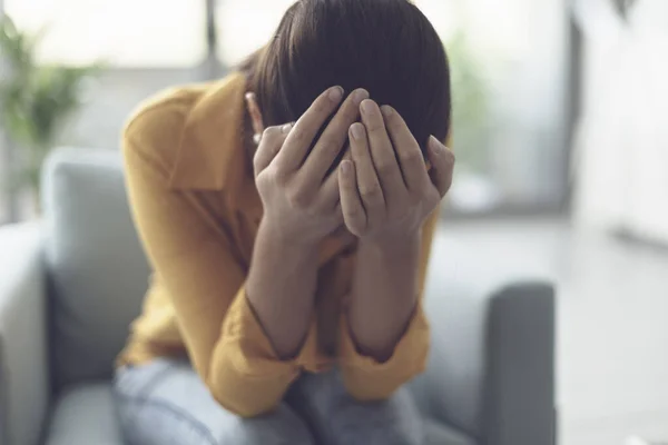 Jeune Femme Triste Assise Dans Salon Elle Pleure Couvre Visage — Photo